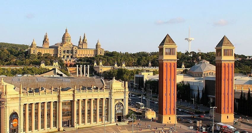 Blick vom Arenas auf den Nationalpalast in Barcelona